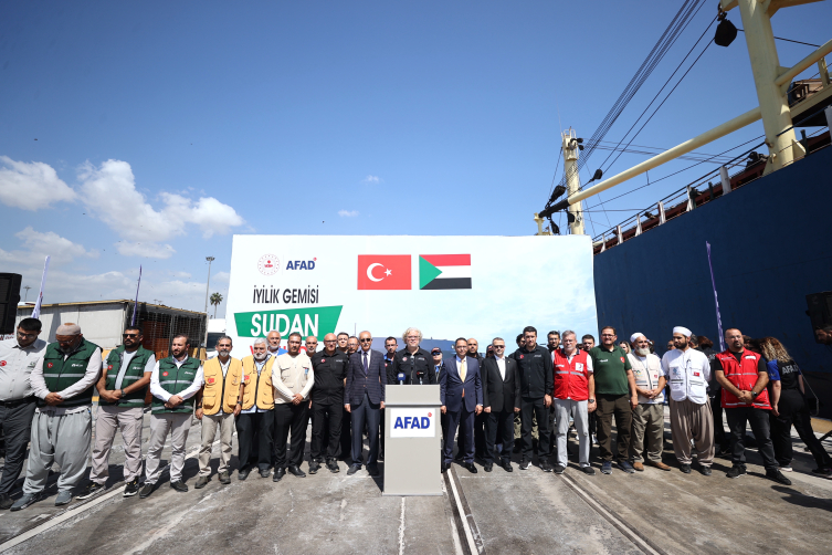 Sudan'a insani yardım taşıyacak gemi Mersin'den uğurlandı