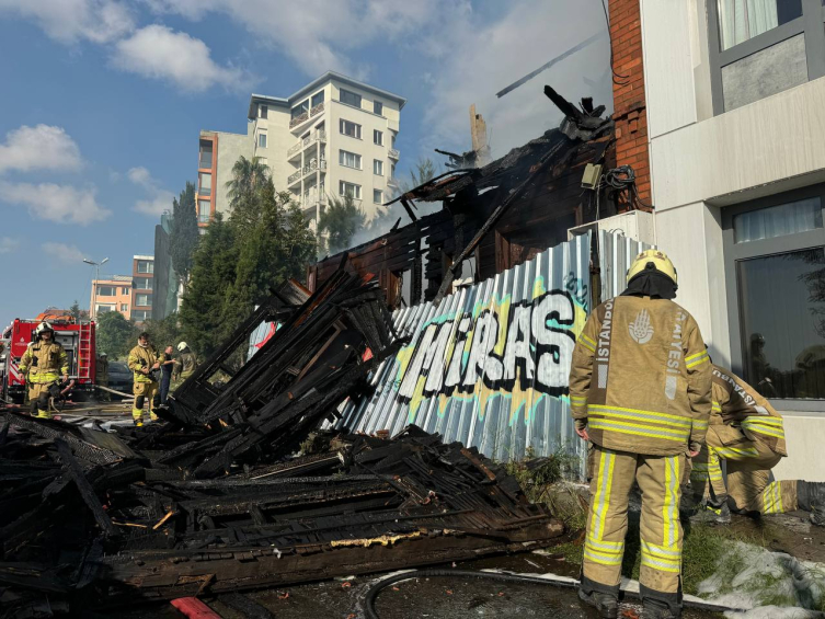 Beyoğlu'nda ahşap binada yangın