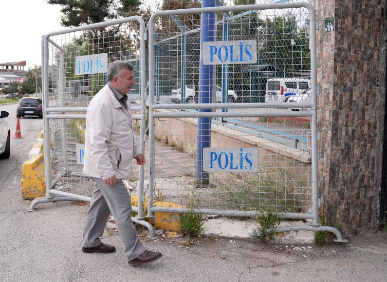 Baba ve oğlu yolda bulduğu emekli maaşını sahibine teslim etti