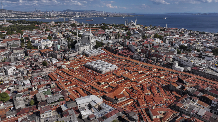 Turistler İstanbul'u Kapalıçarşı'nın yenilenen çatısından görüyor