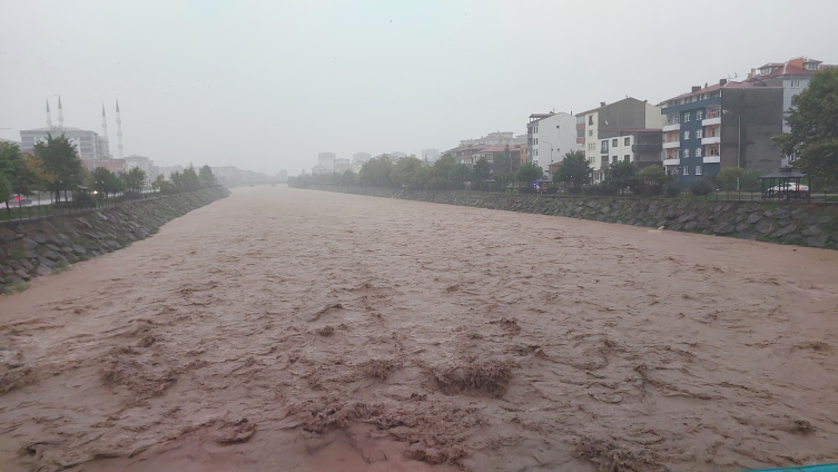 Trabzon'da dere taştı, karayolu ulaşıma kapandı