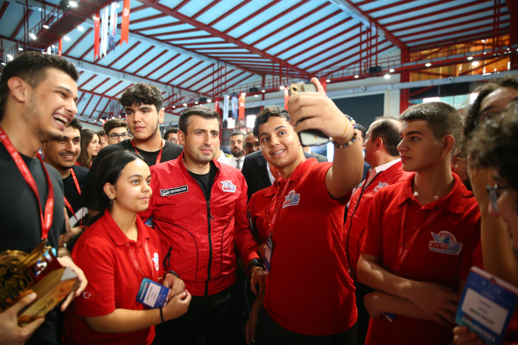 Selçuk Bayraktar TEKNOFEST yarışmalarına katılan takımlarla buluştu