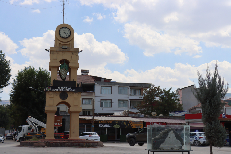 Depremden etkilenen Gölbaşı'nda yıkılan ilçe merkezi ayağa kaldırılacak