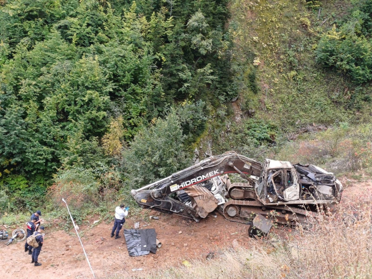 Artvin'de iş makinesi taşıyan kamyon uçuruma devrildi: 2 öldü