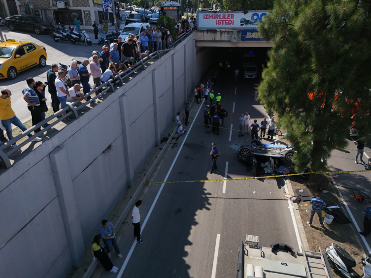 İzmir'de otomobil alt geçide düştü: 3 ölü