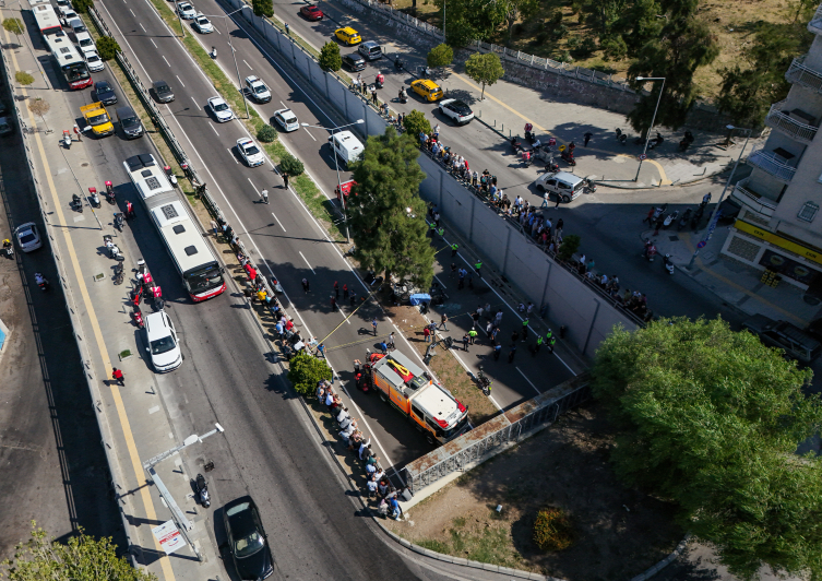 İzmir'de otomobil alt geçide düştü: 3 ölü