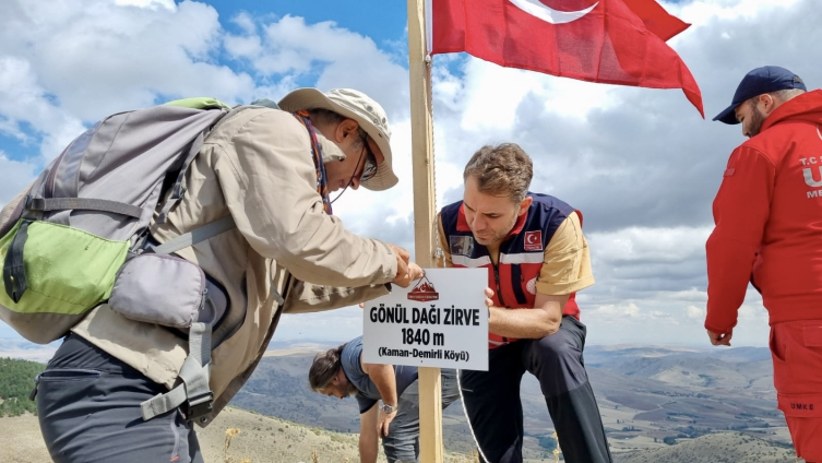 Kırşehirli dağcılar, Neşet Ertaş'ı "Gönül Dağı"nda andı