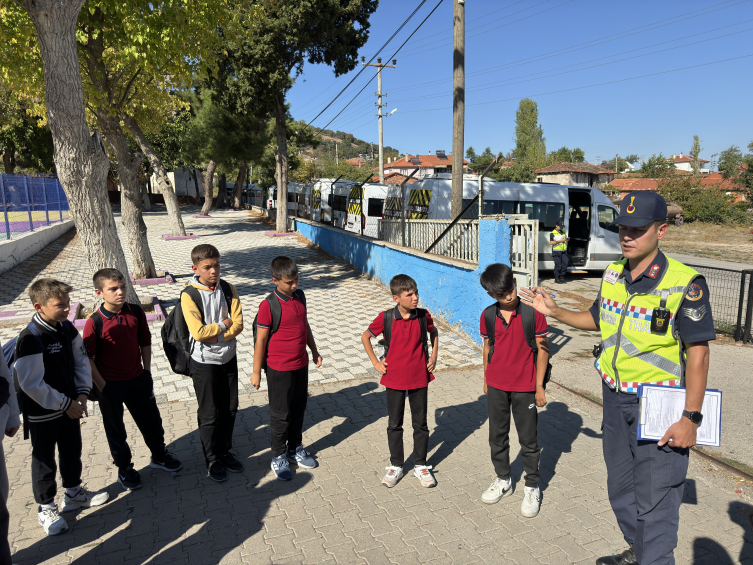 Balıkesir'de jandarma ekiplerinden öğrencilerin huzuru için servislere yakın takip