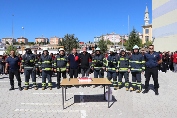 Sivas'ta öğrencilerden yangın ihbarıyla okula çağırdıkları itfaiyecilere alkışlı ve pastalı sürpriz