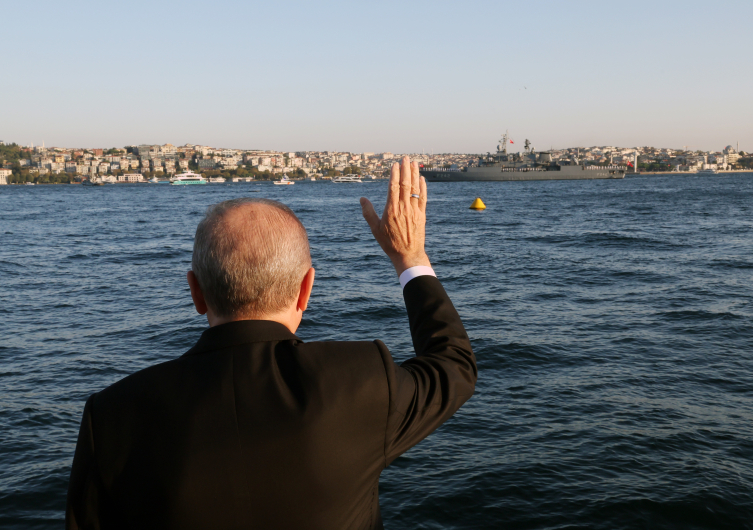 Cumhurbaşkanı Erdoğan Fatih firkateynini selamladı