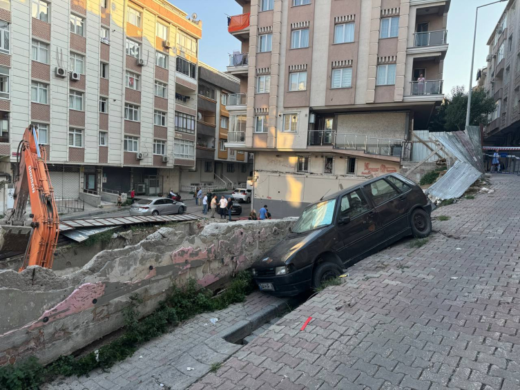 İstanbul'da binanın istinat duvarı kısmen çöktü