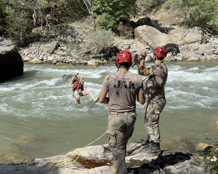 Tunceli’de teröristlerin kullandığı 30 sığınak ve mağara imha edildi