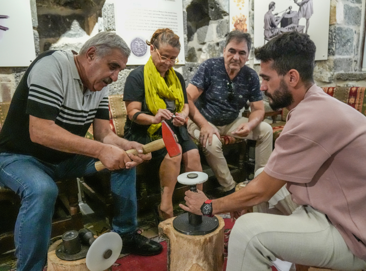 Diyarbakır Müzesini ziyaret edenler kendi parasını basıyor