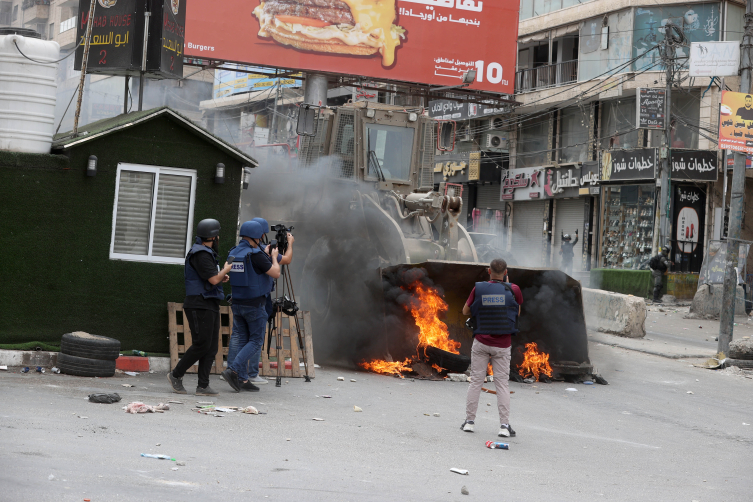 Katil İsrail, Kalendiya Mülteci Kampı'na baskın düzenledi