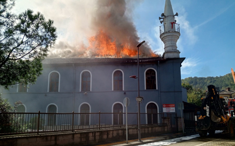 Bartın'da asırlık cami yandı