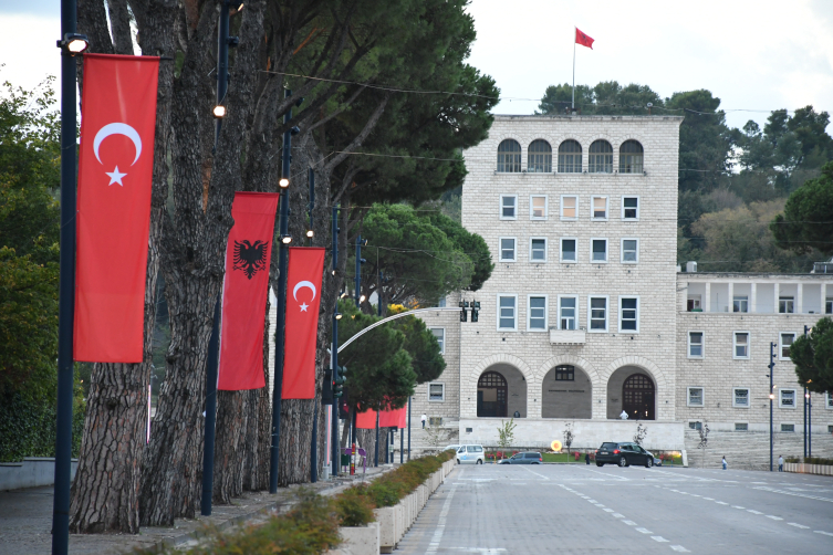 Arnavutluk, Cumhurbaşkanı Erdoğan'ın ziyareti öncesi bayraklarla donatıldı