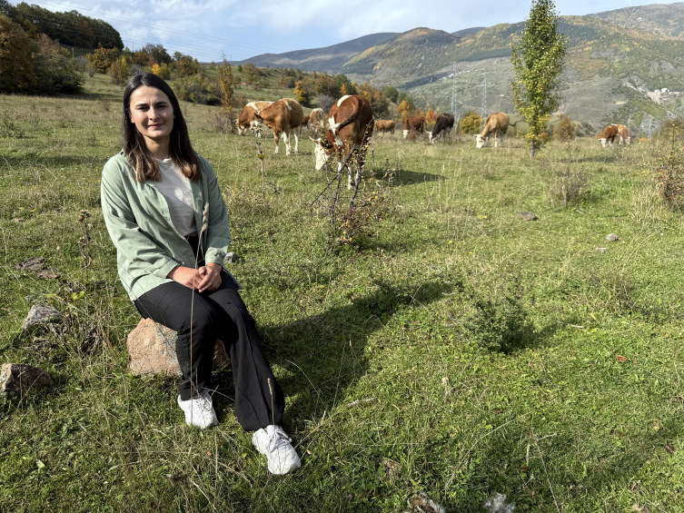 Posoflu üniversite mezunu Yeşim, hayvancılıkta köyüne örnek olmak istiyor