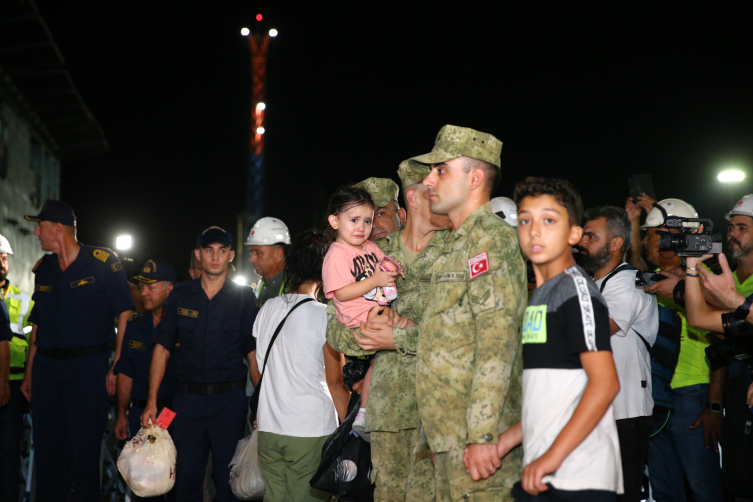 Lübnan'dan tahliye edilen sivilleri taşıyan gemi Mersin'e ulaştı