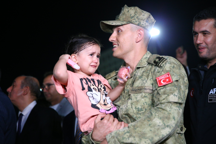 Lübnan'dan tahliye edilen sivilleri taşıyan gemi Mersin'e ulaştı