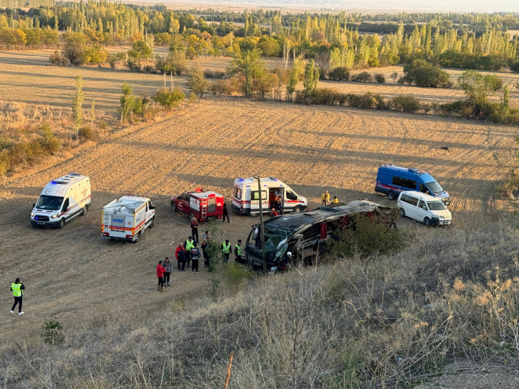 Afyonkarahisar'da yolcu otobüsü devrildi: 21 yaralı