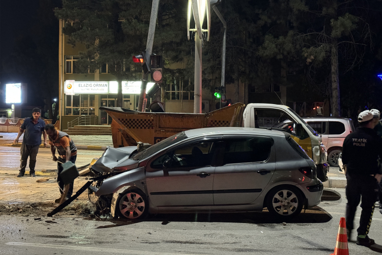 Elazığ'da trafik kazası: 3 yaralı