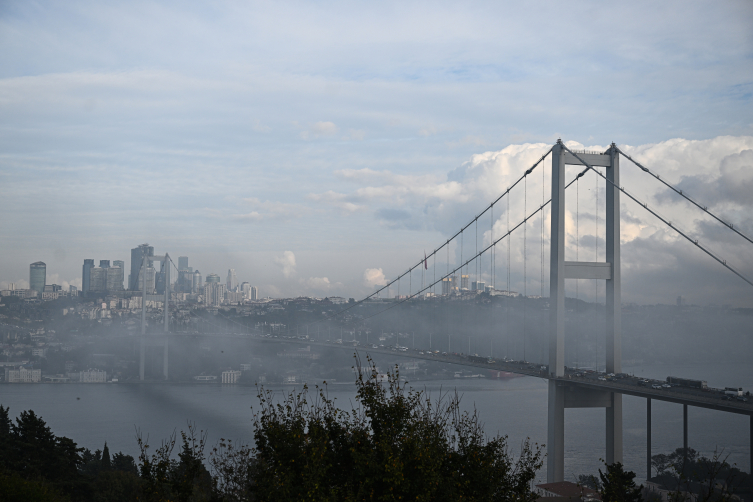 İstanbul'da sis trafik yoğunluğuna neden oldu