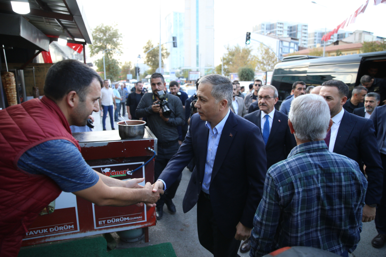 Bakan Yerlikaya, Malatya'da depremden etkilenen esnaf ve vatandaşları ziyaret etti