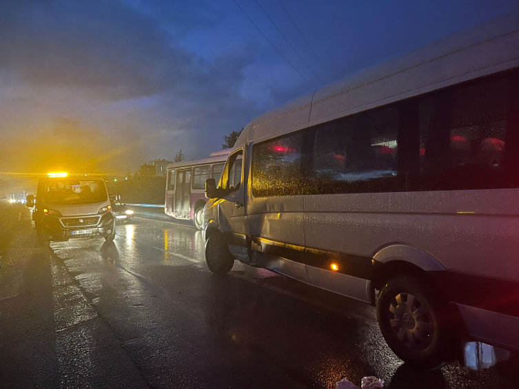 Sakarya'da servis minibüsü ile otomobil çarpıştı