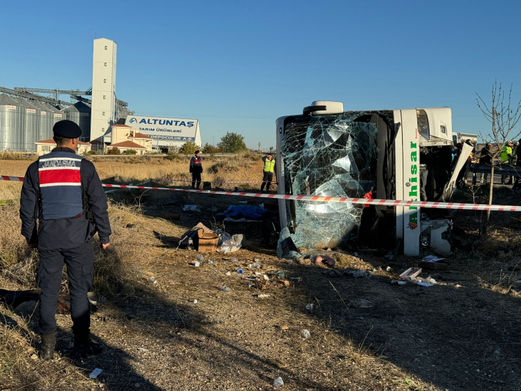 Aksaray'da yolcu otobüsü devrildi: 6 kişi hayatını kaybetti