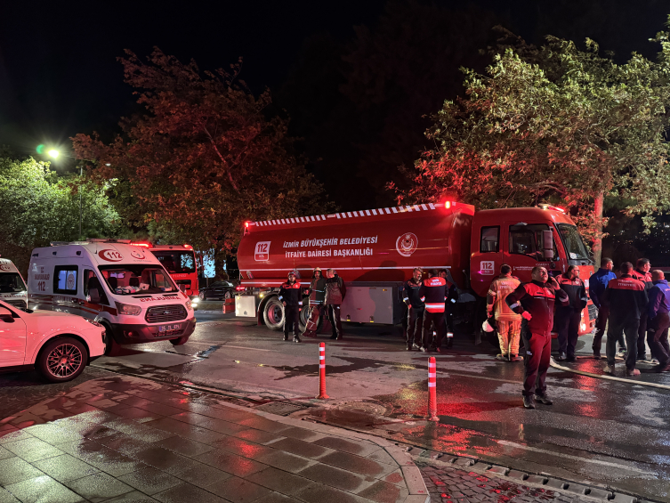 İzmir'de çok katlı binada yangın