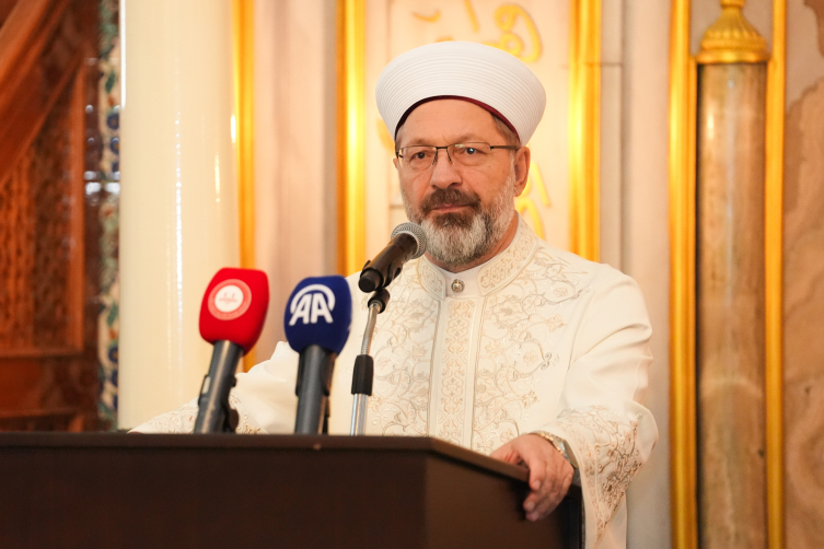 Diyanet İşleri Başkanı Erbaş, hafızlara icazet belgelerini verdi