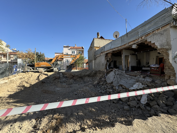 Karaman'da temel kazası sırasında bitişik evin duvarı yıkıldı