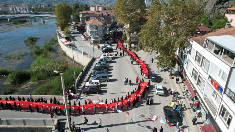 Çorum'da vatandaşlar dev Türk bayrağı ile yürüdü