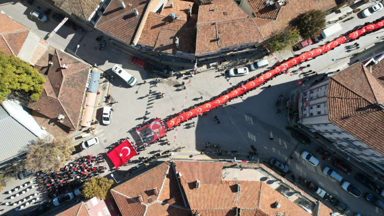 Çorum'da vatandaşlar dev Türk bayrağı ile yürüdü