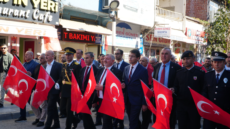 Çorum'da vatandaşlar dev Türk bayrağı ile yürüdü