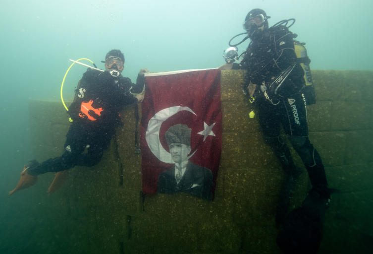 29 Ekim Cumhuriyet Bayramı Van Gölü'nün derinliklerinde kutlandı