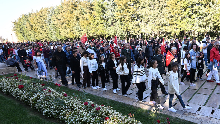 Bakan Güler'in davetlisi Hakkarili öğrenciler Anıtkabir'i ziyaret etti