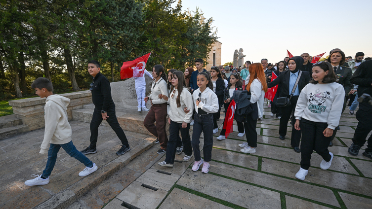 Bakan Güler'in davetlisi Hakkarili öğrenciler Anıtkabir'i ziyaret etti