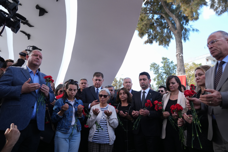 İzmir depreminde hayatını kaybedenler anıldı