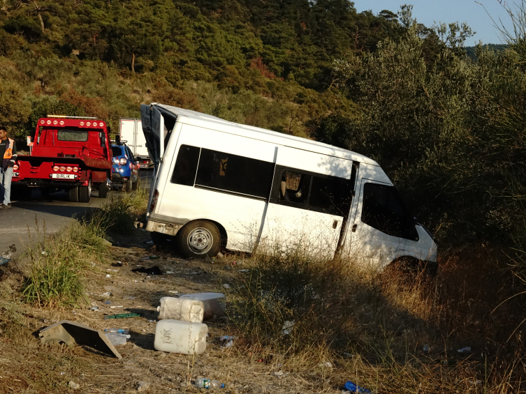 Balıkesir'de zeytin işçilerini taşıyan minibüs kaza yaptı: 15 yaralı