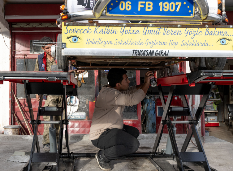 "Sarı Kanarya" adını verdiği kağıt toplama aracıyla hayalindeki kamyon için ter döküyor