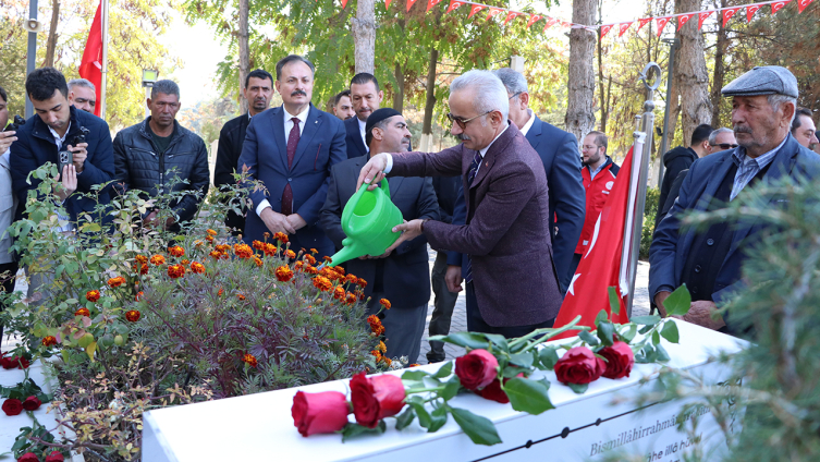 Bakan Uraloğlu, şehit Ömer Halisdemir'in kabrini ziyaret etti