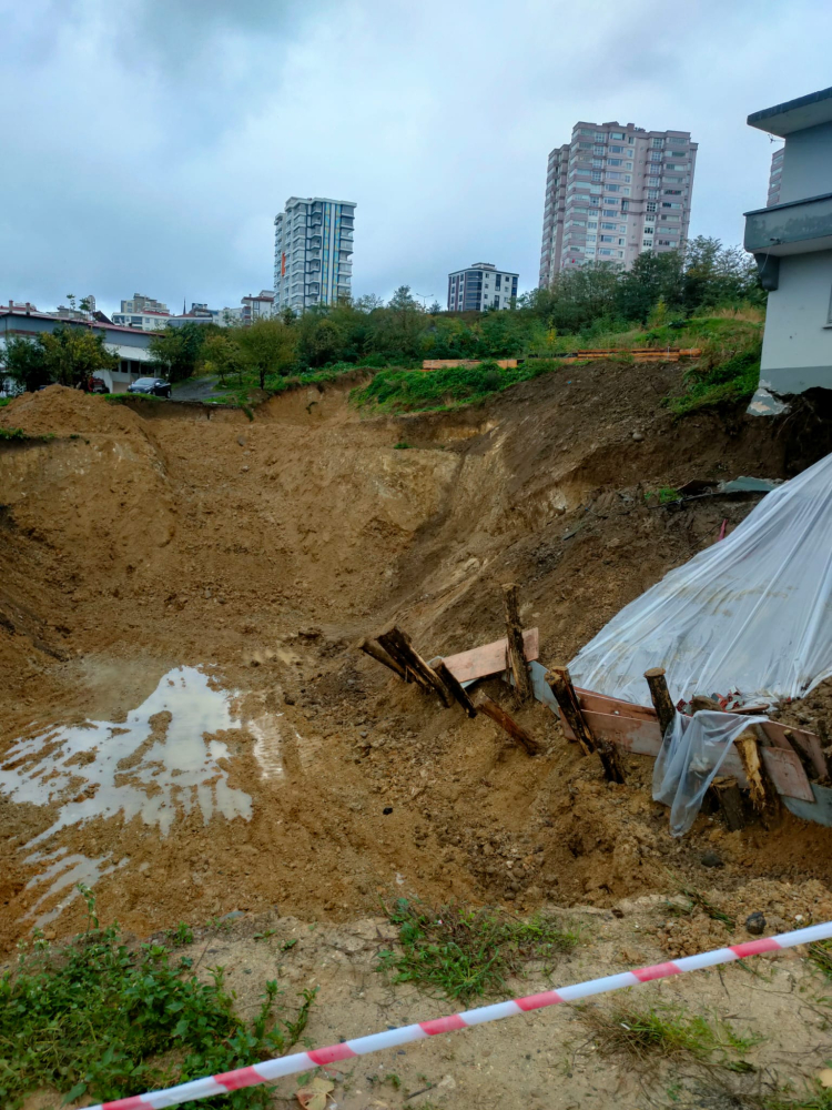 Samsun'da toprak kayması: 2 katlı bina hasar gördü