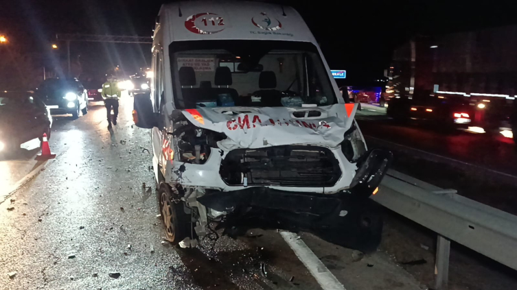 Kırıkkale’de ambulans ve iki otomobil çarpıştı: 1 ölü, 5 yaralı