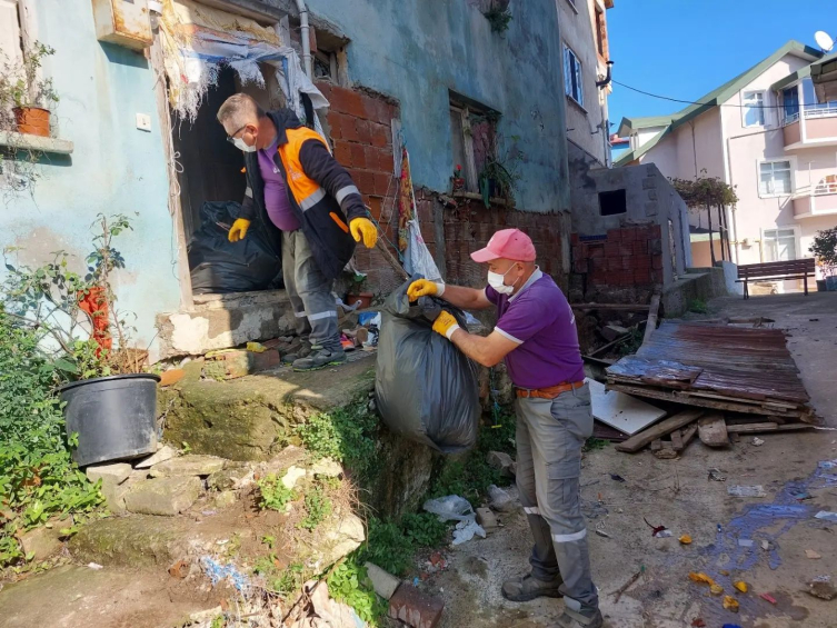 Ordu'da bir evden 2 kamyon çöp çıktı