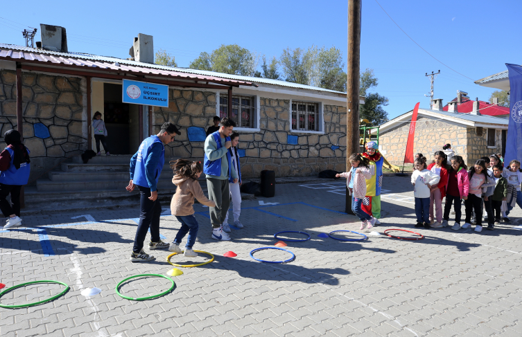 Muş'ta gençler "mutluluk" yolculuğuyla 11 bin 650 çocuğa ulaştı