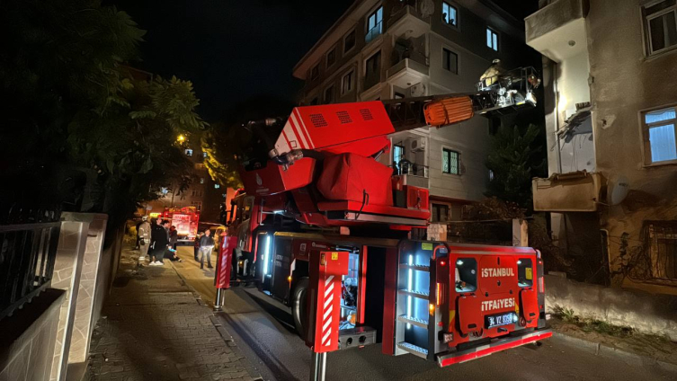 Kartal'da bir binanın balkonu çöktü