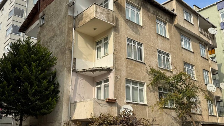 Kartal'da balkon çöktü: Bina mühürlendi