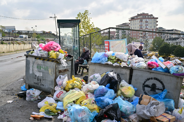 Maltepe'de grev nedeniyle sokaklarda çöp yığınları oluştu