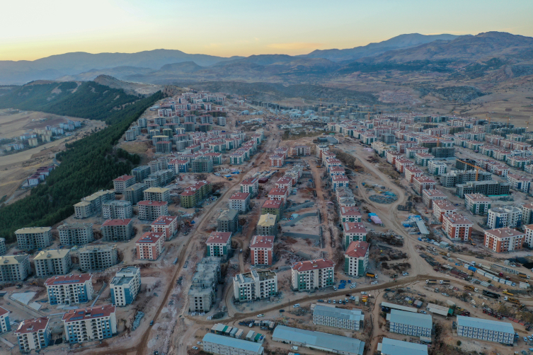 Türkiye'nin en büyük şantiyesinde 9 bin işçinin emeğiyle kalıcı konutlar yükseliyor